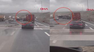 Kocaeli'de fırtına nedeniyle TIR'ın devrildiği an kamerada