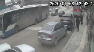 Düşürdüğü cüzdanını almaya çalışırken kamyonun altında kalarak öldü