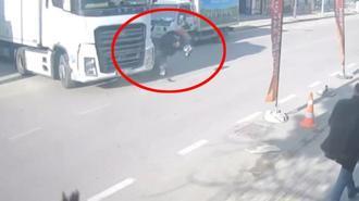 Bir anda önüne çıktı! TIR ile çarpışan motosikletli...