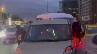 Yenibosna D-100 Karayolu'nda 6 aracın karıştığı zincirleme kaza! Yaralılar var