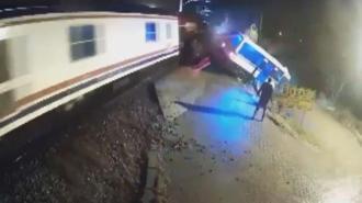 Yer: Kırıkkale! Tren, hemzemin geçitte minibüse çarptı