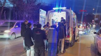 Motosiklet ile hafif ticari aracın çarpıştığı kaza kamerada