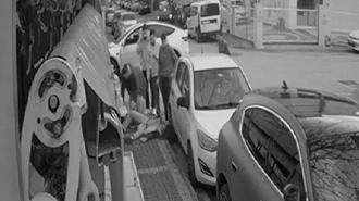 Çarpışmanın şiddetiyle metrelerce savruldular! Feci kaza...