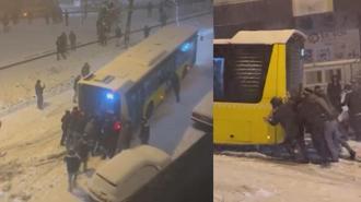 Esenler'de kar nedeniyle yokuşu çıkamayan İETT otobüsünü çevredekilerin itmesi kamerada