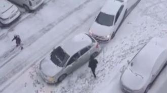 Esenyurt'ta yollar buz pistine döndü, kayan araçlar kaza yaptı