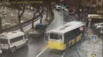 Esenler'de İETT otobüsünün otoparka daldığı an kamerada! Yaya saniyelerle kurtuldu