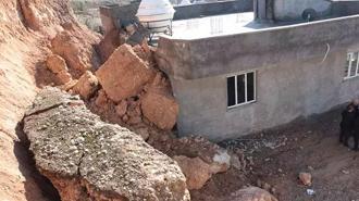 Dev kayalar, 5 kişilik ailenin yaşadığı evin üzerine yuvarlandı