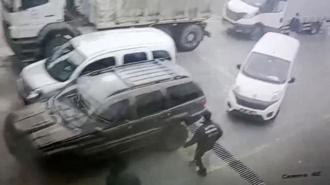 Ortalık savaş alanına döndü! Araç muayene istasyonunda...