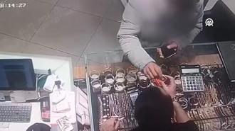 Kedilere mama almak istedi, hesabı boşaltıldı! İyi niyeti hayatını karatttı