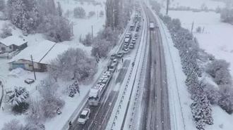 Kar bir anda bastırdı! Karayolu 3 saat trafiğe kapandı