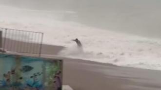 Dev dalgaların arasında kalmaktan merdivene tutunarak kurtuldu