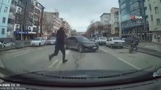 El frenini çekilmeyen araç hareket etti, başka bir sürücü koşarak el frenini çekti