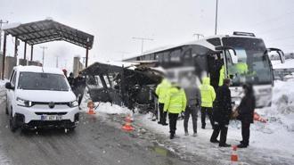 Yolcu otobüsünün polis noktasına çarpma anı görüntüleri ortaya çıktı