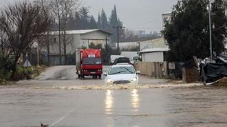 Sarı kod uyarısı kabusa döndü! Antalya’da sel hayatı felç etti