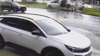 Parçaları etrafa saçıldı! Sinyalizasyon direğine çarpan otomobil...