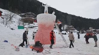 Ayder’de kış masalı başladı: Poşetle kaydılar, dev çay bardağına akın ettiler