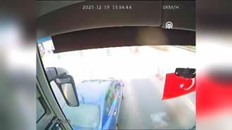 Yolcu otobüsünün otomobile çarpması sonucu 2 kişinin öldüğü kaza kamerada
