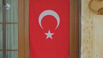 Geceye damga vuran sahne! Bayrak provokasyonuna en güzel cevap Uzak Şehir'den geldi