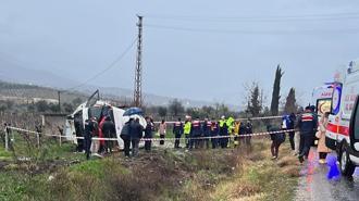 Sağlıkçıları taşıyan servis üzüm bağına uçtu! 1’i ağır 25 yaralı