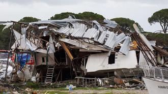 Kentte dehşet! Bir gecede her şey altüst oldu: Tekneler parçaladı, ağaçlar yerinden söküldü