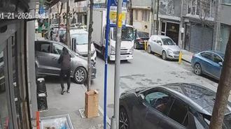 Şişli'de sürücüsünün fren yerine gaza bastığı otomobil kuaför dükkanına girdi