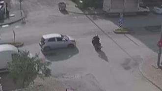 Sürücü bir yana, motosiklet başka bir yana savruldu! Trafik kazası...