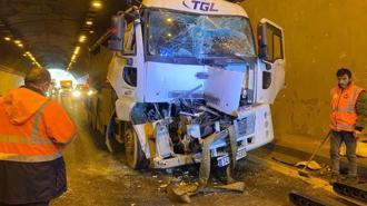 TEM’de tünel içinde zincirleme kaza! Tanker ve TIR'lar birbirine girdi