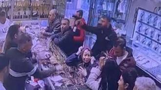 Tabancayla kuyumcuya girip 100 gram altını aldı, havaya ateş açıp kaçtı