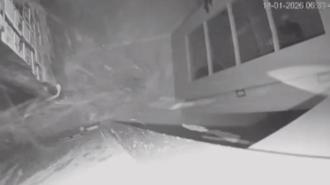 Yeni yapılan binada mutfağın tavanı çöktü... O anlar kamerada