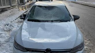 Çatıdan kopan kar kütlesi aracı hurdaya çevirdi! O anlar kamerada