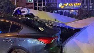 Beylikdüzü’nde fırtına dehşeti: Binanın dış cephesi aracın üzerine düştü