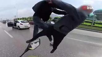 Bursa’da yol verme tartışması ring alanına döndü! Uçan tekmeler kamerada