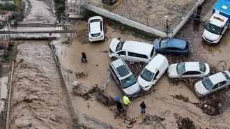 Adana'da sağanak hayatı olumsuz etkiledi; istinat duvarı yıkıldı, mezarlıklar su altında kaldı