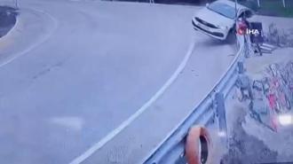 Uludağ yolunda kontrolden çıkan araç bariyerlere çarptı