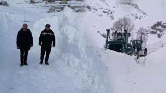 Şırnak'ta kar kalınlığı 2 metreyi aştı, ekipler vardiyalı sistemle çalışıyor