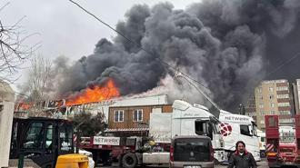 Ataşehir'de 4 katlı iş yerinde yangın! Ekiplerin müdahalesi sürüyor