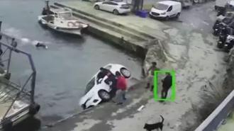 Otomobil denize uçtu, tekneden atlayıp yüzerek kurtarmaya gitti