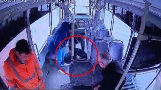 Otobüste bir anda yere yığıldı! Epilepsi nöbeti geçiren yolcunun o anları kamerada