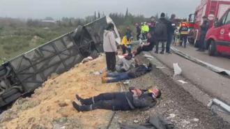 Antalya'da otobüs devrildi! Çok sayıda yaralı var