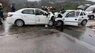 Antalya-Isparta yolunda katliam gibi kaza! İki otomobil kafa kafaya çarpıştı: 6 ölü