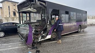 Hakkari'de yolcu minibüsü ile belediye otobüsü çarpıştı! 18 yaralı