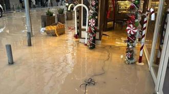 Sağanak İzmir'i vurdu! İş yerlerini su bastı, esnaf isyan etti: 'Her yıl aynı manzara'