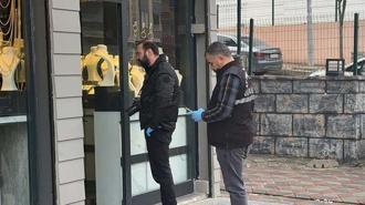 Kuyumcuda silahlı soygun! İzinli polis müdahale etti, ayağından vuruldu