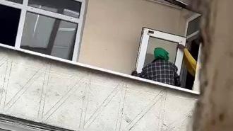 Esenyurt’ta pes dedirten görüntü! Boşaltılan binanın kapı ve pencerelerini söküp götürdüler