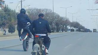 Trafikte akrobatik hareket yapan motosikletli gruba ceza