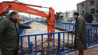 Çeşme'de sağanak hayatı olumsuz etkiledi