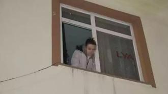 Kapıyı üzerine kilitleyip kaçtı, genç kadın pencereden yardım istedi