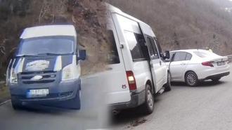 Kaza böyle geldi! Kontrolden çıkan minibüs...