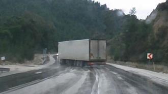 Facia kıl payı atlatıldı! Karşı yönden hızla gelen araçlar...