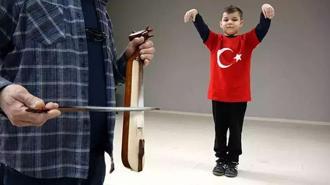 Cumhurbaşkanı Erdoğan ve eşinin horonunu ilgiyle izlediği Talha: Çok mutluyum